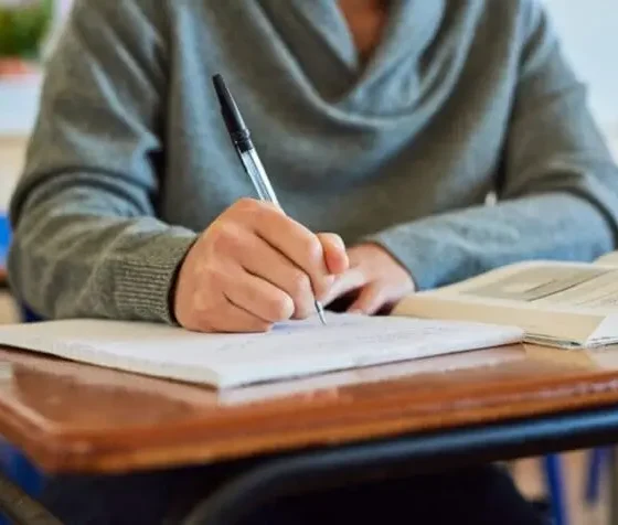 Assignment Help vs Thesis Writing Services