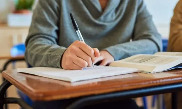 Assignment Help vs Thesis Writing Services