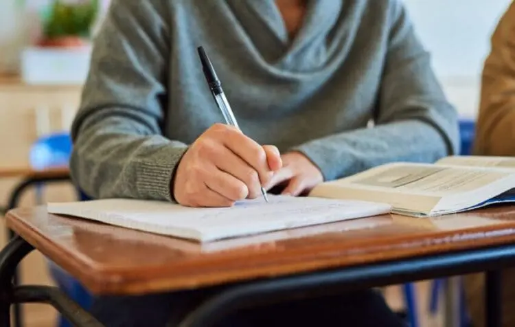 Assignment Help vs Thesis Writing Services